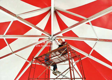 วงเวียน Circus อลูมิเนียมโรแมนติกสามเหลี่ยมทองแดงสีแดงเปลือย PVC สำหรับบุคคลที่มีกำแพงพีวีซี